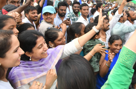 Pleasant surprise to YS Jagan, wife Bharati waves from the crowd in Vijayawada 