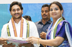 Jagan endorses YSRCP MLA Candidate M Lavanya as ‘champion of weavers’ 